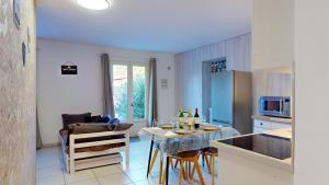 Η κουζίνα ή μικρή κουζίνα στο Gîtes Casa No-Na