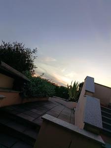 Η ανατολή ή δύση του ηλίου όπως φαίνεται από αυτό το διαμέρισμα ή από εκεί κοντά