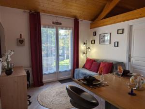 a living room with a couch and a table at Lana Cottage 3 Etoiles Jardin in Montjean