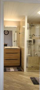 a bathroom with a tub and a sink and a shower at Lana Cottage 3 Etoiles Jardin in Montjean