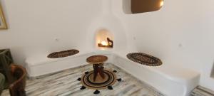 a table in the corner of a room with a tub at Aliori art caves in Aegiali