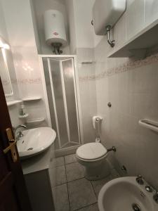 Un baño pequeño con inodoro y lavabo. en Angolo di Paradiso, en Costa Paradiso