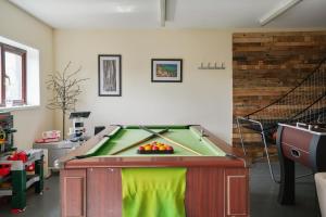 una camera con tavolo da biliardo di Beautiful Barn Conversion with Games Room a Ilfracombe