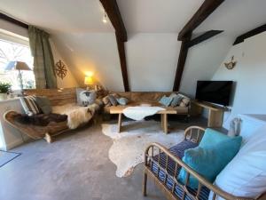 ein Wohnzimmer mit Sofa und Tisch in der Unterkunft Emily's in Tönning