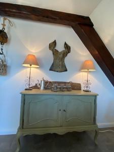 ein Zimmer mit einer Kommode mit zwei Lampen darauf in der Unterkunft Emily's in Tönning + 13 Fotos