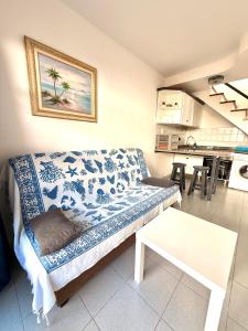a living room with a couch and a kitchen at Maspalomas Casa Oceano in Maspalomas