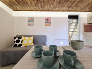 una sala de estar con una mesa con tazas. en Casa Lorenzo, en Rio Marina