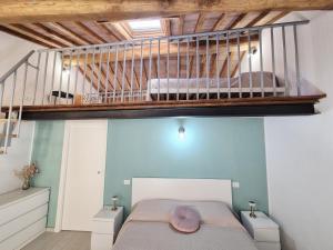 Un dormitorio con una cama alta y una escalera. en Casa Lorenzo, en Rio Marina