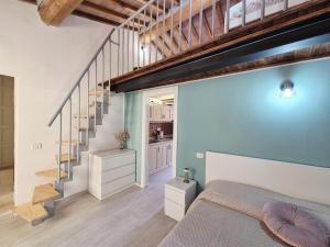 Un dormitorio con una cama y una escalera. en Casa Lorenzo, en Rio Marina 11 fotos más