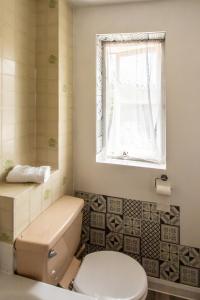Ένα μπάνιο στο Cosy Homely House with Conservatory and Garden +10 φωτογραφίες