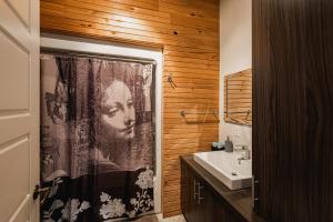 Vannituba majutusasutuses Rustic Lakefront Chalet on Lac Simon Private Spa