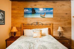 Voodi või voodid majutusasutuse Rustic Lakefront Chalet on Lac Simon Private Spa toas