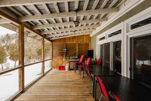 Rõdu või terrass majutusasutuses Rustic Lakefront Chalet on Lac Simon Private Spa