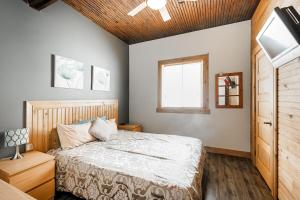 Voodi või voodid majutusasutuse Rustic Lakefront Chalet on Lac Simon Private Spa toas