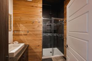 Vannituba majutusasutuses Rustic Lakefront Chalet on Lac Simon Private Spa +35 fotot