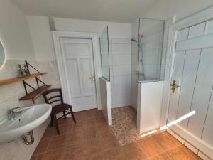 HävenにあるAMW18 Ferienwohnung Alte Liebeの洗面台とシャワー付きのバスルーム +22枚の写真