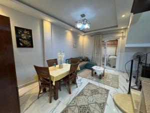 una sala de estar con una mesa y un sofá en 203 · Charming 2BR Townhouse, en Sheikh Zayed