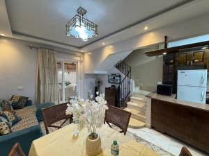 Una sala de estar con una mesa y un sofá azul. en 203 · Charming 2BR Townhouse, en Sheikh Zayed