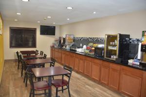 Reštaurácia alebo iné gastronomické zariadenie v ubytovaní Super 8 by Wyndham Webster City IA