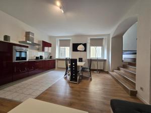 O bucătărie sau chicinetă la FERIENWOHNUNG 77m2 APARTMENT 2 RAUM WOHNUNG im ZITTAUER STADTZENTRUM INNENSTADT INNENRING TOP LAGE MARKT UND RATHAUS NÄHE