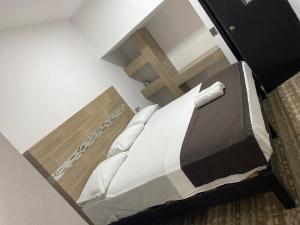 a bedroom with a bed with a mirror above it at DON CELES in Paraíso