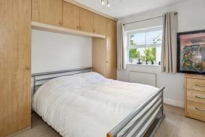 Enfield LockにあるUrban Oasis - Modern 2B/2B Retreat Near Natureの大きな白いベッドと窓のある寝室