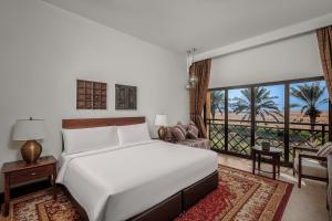 Aldhafra Resort, Vignette Collection by IHG客房内的一张或多张床位