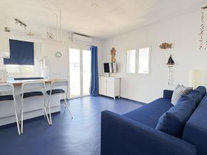 Televízia a/alebo spoločenská miestnosť v ubytovaní Apartamentos Formentera Copacabana 28
