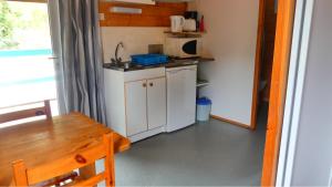 Camping Les Oyats的厨房或小厨房