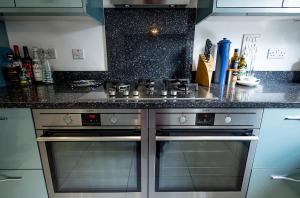 Fotografie z fotogalerie ubytování Spacious 4BD Home with Patio garden, BBQ & Parking v destinaci Timsbury