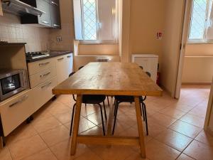 a kitchen with a wooden table in the middle at Casa Leone vicino al mare in Lido di Ostia