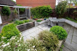 Fotografie z fotogalerie ubytování Spacious 4BD Home with Patio garden, BBQ & Parking v destinaci Timsbury