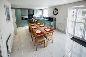 Fotografie z fotogalerie ubytování Spacious 4BD Home with Patio garden, BBQ & Parking v destinaci Timsbury + 26 fotografií