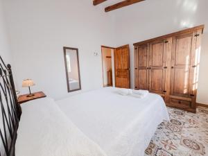A bed or beds in a room at Cortijo Vélez