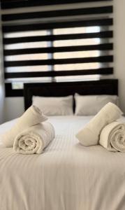 Ένα ή περισσότερα κρεβάτια σε δωμάτιο στο Modern One-Bedroom Suite with Balcony in Central Nicosia