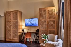 TV a/nebo společenská místnost v ubytování Puro Grand Hotel