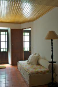 a room with a bed with a lamp and a ceiling at Casa de Sines in Sines