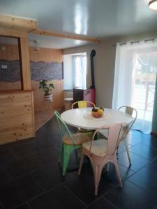 a dining room with a table and chairs at L'atelier des couleurs in Vagney