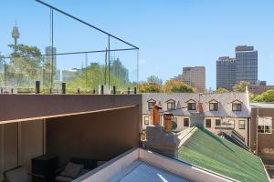 Una vista desde la azotea de un edificio con piscina. en Jam Home Darlinghurst Central 1 Secure Parking, en Sídney