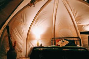 Postel nebo postele na pokoji v ubytování The Paddocks Glamping