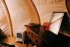 TV a/nebo společenská místnost v ubytování The Paddocks Glamping
