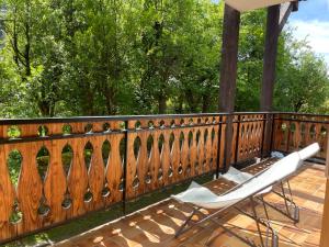 ein Paar Stühle auf einer Terrasse in der Unterkunft BERGERS 1 in Morzine
