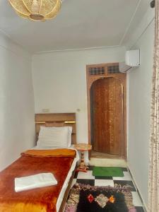 Postel nebo postele na pokoji v ubytování Riad Dar Lokman