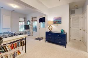 TV/trung tâm giải trí tại Townhomes of Providence --- 25 John Hall Dr #40