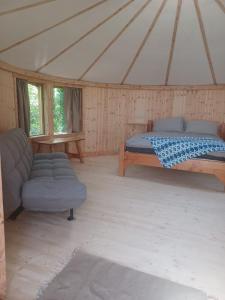 Postel nebo postele na pokoji v ubytování Shanti Ghar Glamping