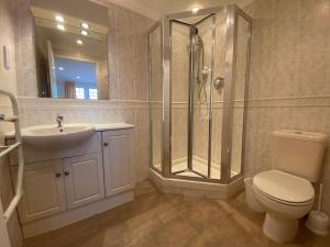Vannituba majutusasutuses 4 Bedroom House at Atlantic Reach-Newquay-Cornwall +12 fotot
