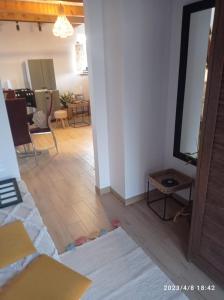 ein Wohnzimmer mit weißen Wänden und Holzboden in der Unterkunft Domek BOHO in Rydzewo