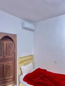 Postel nebo postele na pokoji v ubytování Riad Dar Lokman