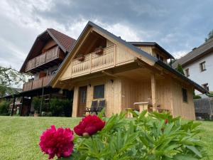 布莱德Princess Mojca Holiday House的带阳台和鲜花的木屋