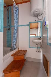 un bagno con lavandino, WC e doccia di La Casetta - Sea And Mountain a Scano Montiferro